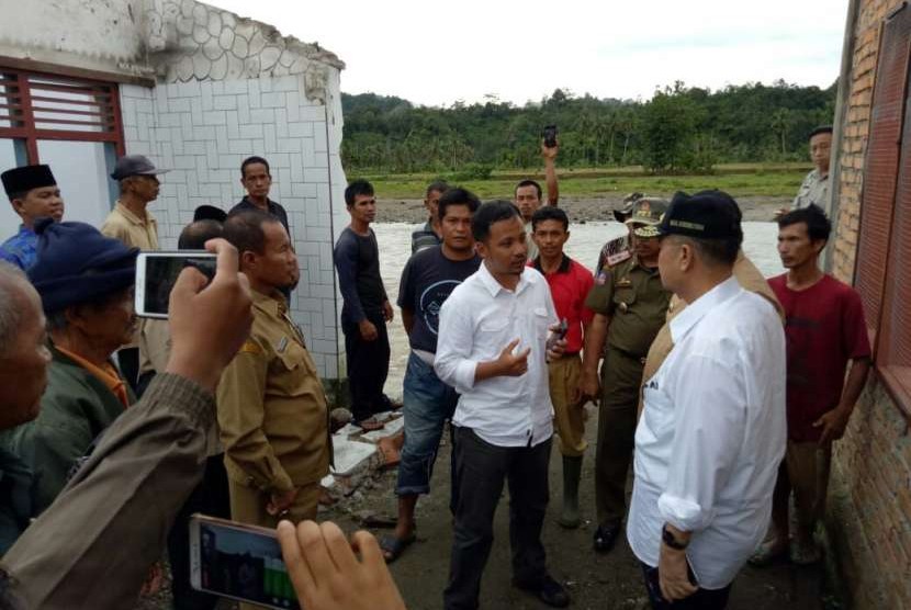 Wagub Sumbar Nasrul Abit berkunjung ke lokasi bencana banjir bandang di Padang Pariaman, Selasa (7/8).