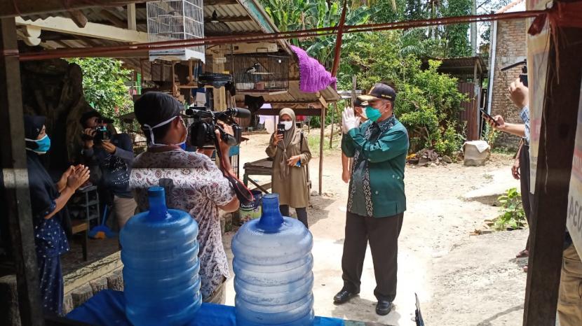 Wagub  Sumbar Nasrul Abit kunjungi salah seorang pasien positif covid-19 yang isolasi mandiri di rumah di Kelurahan Gunung Pangilun, Kota Padang, Kamis (16/4) 