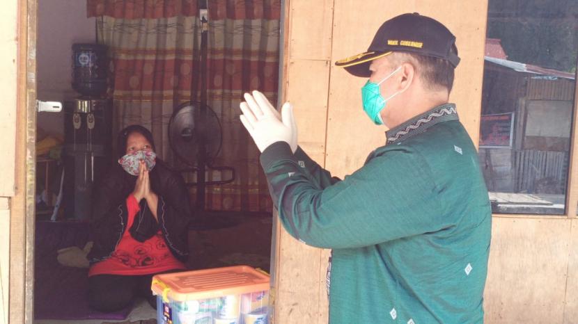 Wagub Sumbar Nasrul Abit kunjungi salah seorang pasien positif Covid-19 yang isolasi mandiri di rumah, di Kelurahan Gunung Pangilun, Kota Padang, Kamis (16/4).