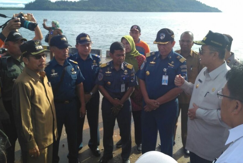 Wagub Sumbar Nasrul Abit saat meninjau Pelabuhan Teluk Tapang, Pasaman Barat, Selasa (21/11).