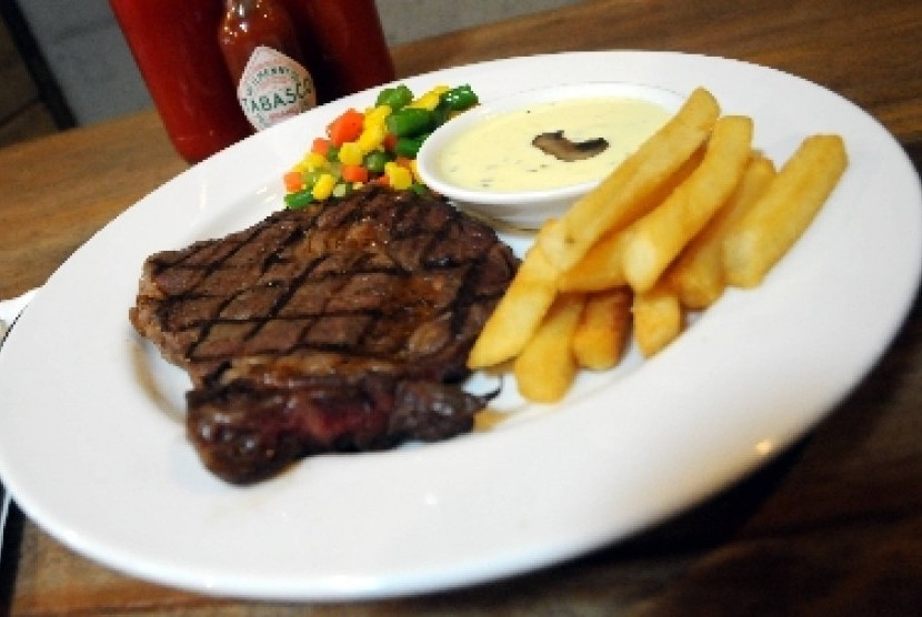Daging merah yang dimasak steak, salah satu sumber protein.