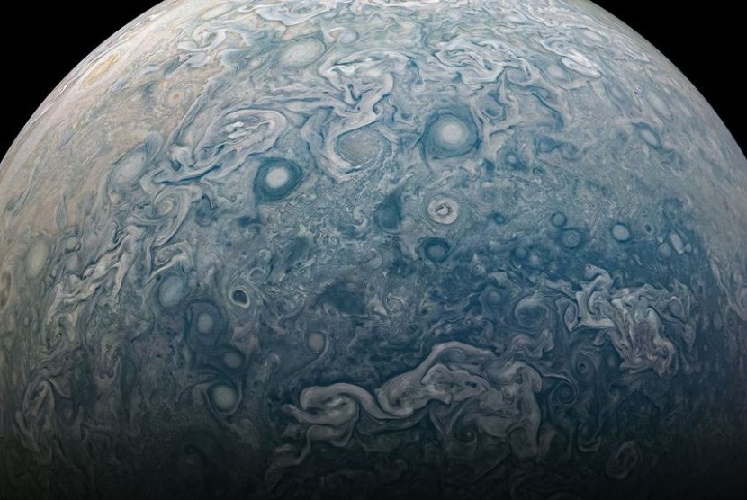 Wahana antariksa Juno berhasil merekam kekacauan badai di permukaan planet Jupiter.