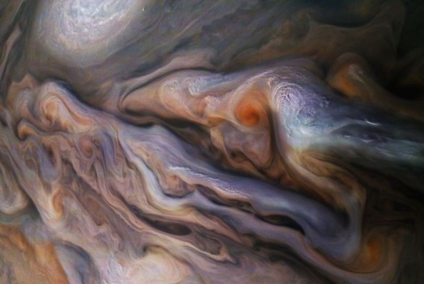 Wahana antariksa Juno mengabadikan fenomena unik di planet Jupiter.