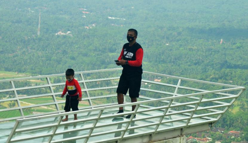  Wahana jembatan kaca Gumukreco Desa Wisata (Deswita) Sepakung, Kecamatan Banyubiru, Kabupaten Semarang, Jawa Tengah. 
