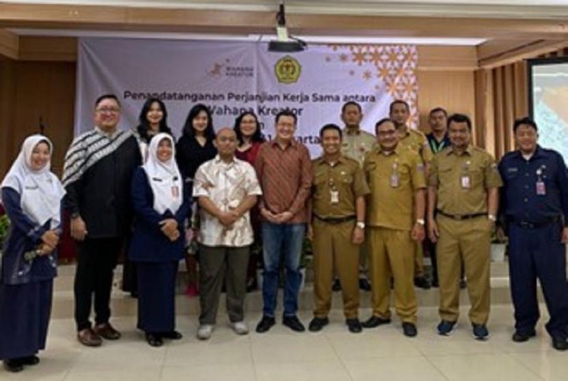 Wahana Kreator dan SMK Negeri 41 Jakarta melakukan penandatanganan kerja sama hari ini di Aula SMK Negeri 41 Jakarta. Kedua pihak akan berkolaborasi menggelar kelas Industri di bidang perfilman yang berfokus kepada penulisan skenario yang akan dlakukan selama dua semester pada 2023.