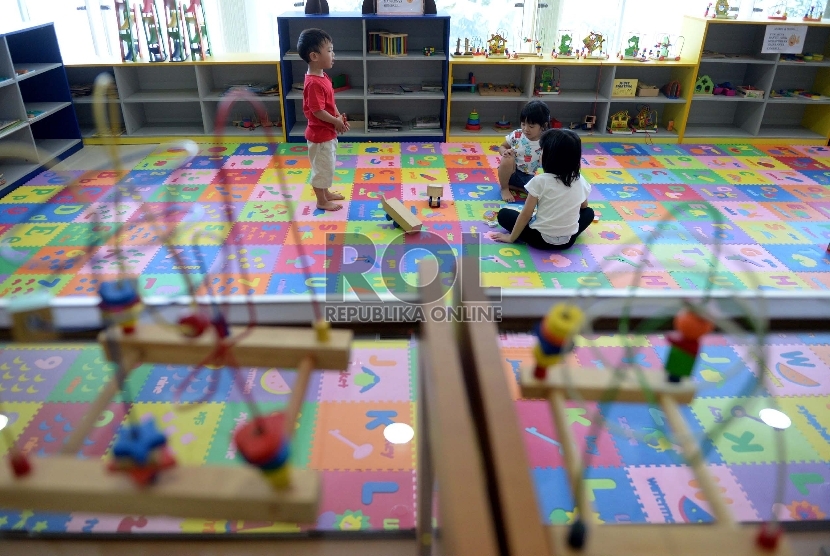 Wahana Ramah Anak-Anak. Anak-anak membaca koleksi buku di Perpustakaan Daerah DKI Jakarta, Taman Ismail Marzuki, Rabu (8/7).  