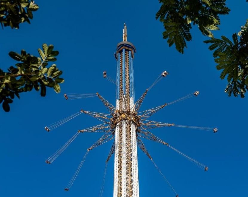Wahana swing ride (semacam ontang-anting) di Bollywood Parks Dubai. Wahana ini menjadi yang tertinggi di dunia.