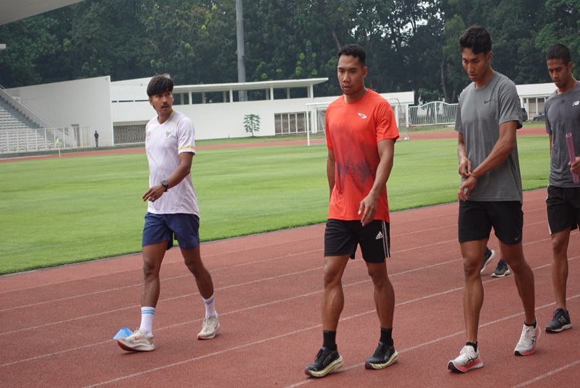 Wahyu Setiawan (kiri, berkaus putih) mahasiswa Pendidikan Olahraga Fakultas Ilmu Pendidikan Universitas Muhammadiyah Jakarta (POR FIP UMJ) melaksanakan latihan lari estafet di Stadion Madya, Senayan, Selasa (05/05/2024). Latihan digelar dalam rangka persiapan untuk ajang Asian Relays 2024 di Thailand pada 20-21 Mei mendatang.