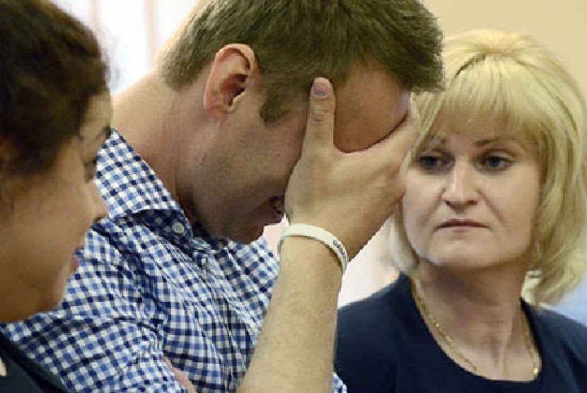 Wajah Alexei Navalny lansung tertunduk usai mendengar putusan dirinya dihukum pengadilan Rusia, Kamis (18/7)