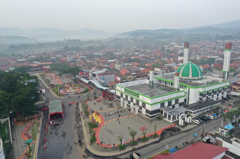 Wajah baru Alun-alun Kabupaten Kuningan, yang diresmikan Gubernur Jabar, Ridwan Kamil, Ahad (30/1)