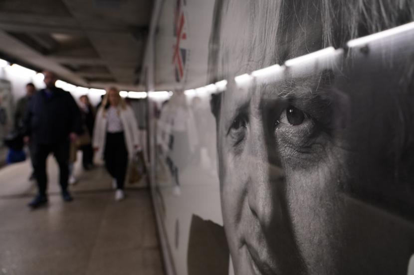  Wajah mantan Perdana Menteri Inggris Boris Johnson pada iklan di stasiun kereta bawah tanah Westminster di London, Jumat, 21 Oktober 2022. Perekonomian Inggris tumbuh secara tidak terduga pada bulan November 2022.