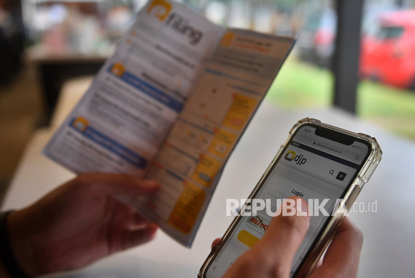 Wajib pajak melaporkan Surat Pemberitahuan (SPT) Tahunan Pajak 2019 secara daring menggunakan gawai di Kota Tangerang Selatan, Banten.