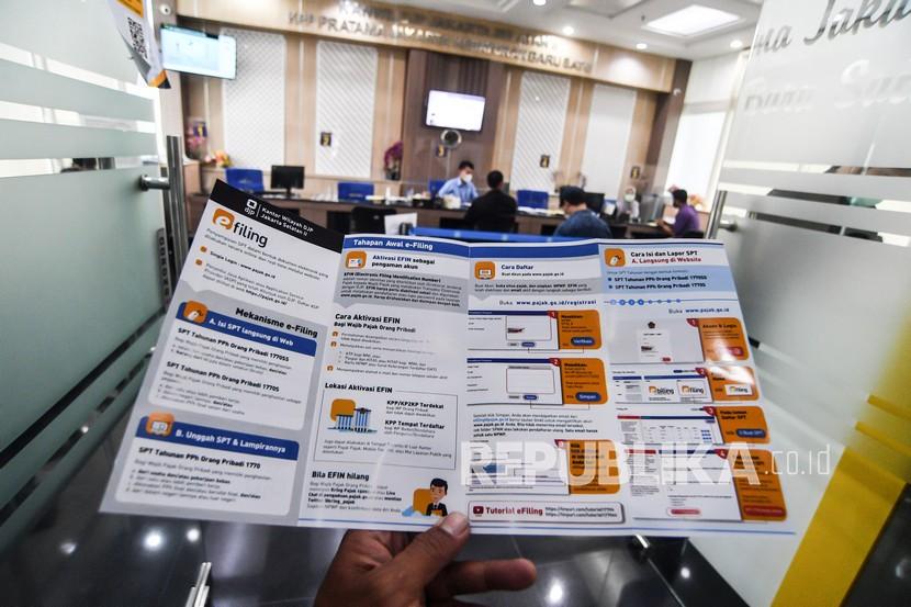 Wajib pajak melihat tata cara pendaftaran E-filling atau penyampaian SPT Tahunan secara elektronik di brosur di KPP Pratama Jakarta Kebayoran Baru Satu, Jakarta, Rabu (31/3/2021). Direktorat Jenderal Pajak (DJP) Kementerian Keuangan mencatat 11,11 juta wajib pajak (WP) baik orang pribadi (OP) maupun badan telah melaporkan surat pemberitahuan (SPT) Tahunan hingga 31 Maret 2021, pukul 19.46 WIB.