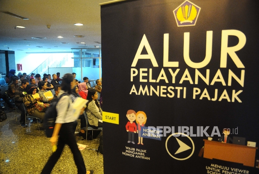  Wajib pajak mendatangi bilik tax amnesty di Kantor Pusat Ditjen Pajak, Jakarta, Rabu (29/3). 