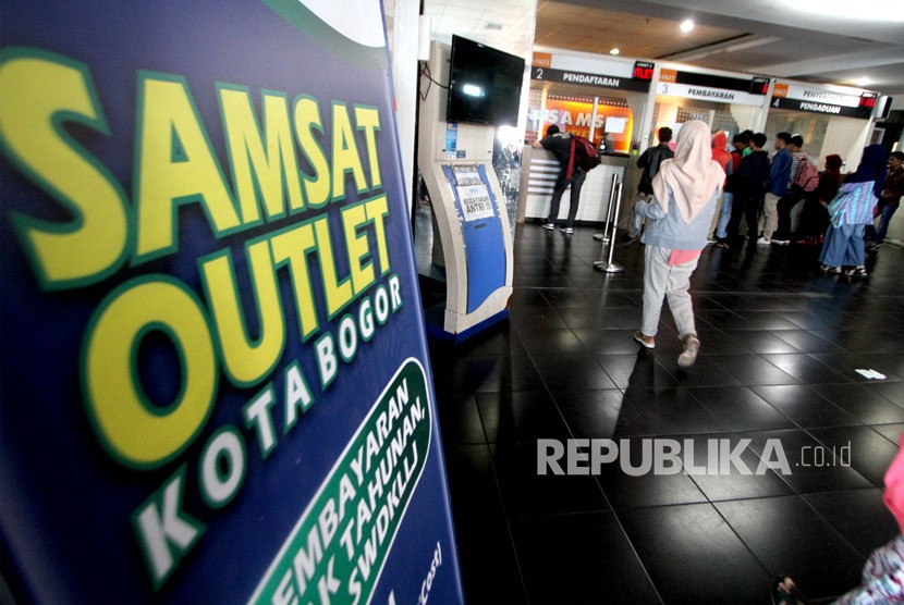 Sebanyak 10 orang pegawai Samsat Bogor terkonfirmasi positif Covid -19. Foto, wajib pajak mengurus perpanjangan Surat Tanda Nomor Kendaraan (STNK) di Samsat Outlet Pusat Pebelanjaan BTM, Bogor, Jawa Barat. (ilustras)
