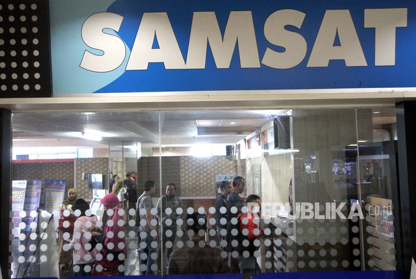 Wajib pajak mengurus perpanjangan Surat Tanda Nomor Kendaraan (STNK) di Samsat Outlet Pusat Pebelanjaan BTM, Bogor, Jawa Barat, Senin (15/10). 