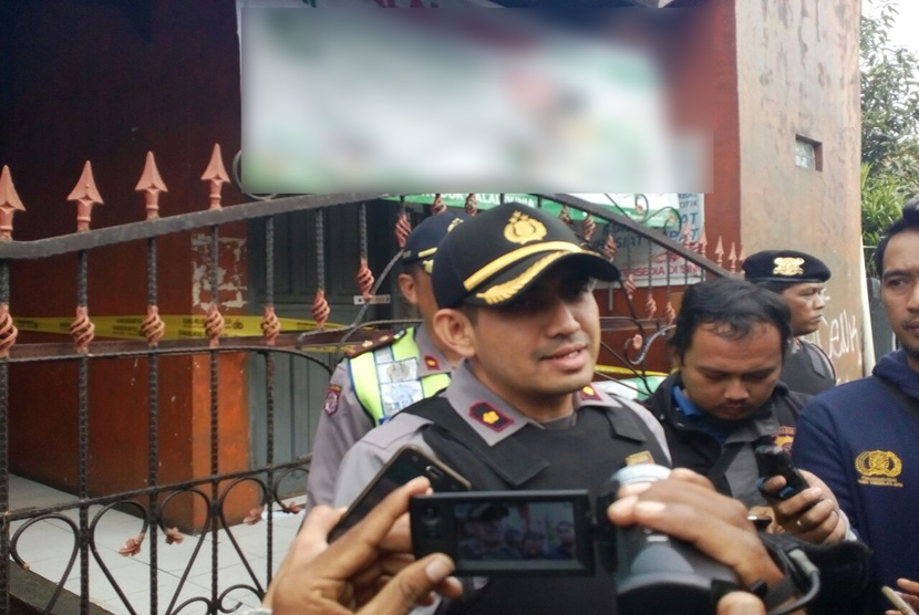 Waka Kapolres Tasikmalaya Kota, Kompol Syarif Zainal Abidin memberi keterangan usai penangkapan satu keluarga terduga teroris di Kampung Padasuka Kelurahan Sukamajukeler, Kecamatan Indihiang, Kota Tasik pada Kamis, (15/12).     