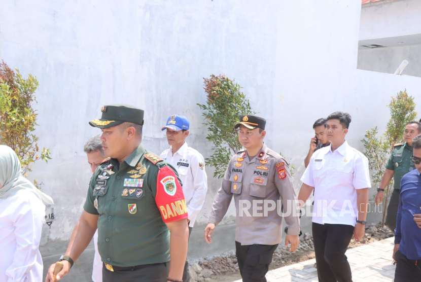 Waka Polres Indramayu, Kompol Ryan Faisal, mendampingi kunjungan menteri sosial ke Kampung Nelayan Sejahtera Bermartabat, di Desa Eretan Kulon, Kecamatan Kandanghaur, Kabupaten Indramayu, Rabu (7/5/2025). 