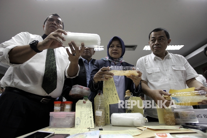  Wakabareskrim Irjen Pol Antam Novambar (kanan) bersama Kepala Badan Karantina Ikan, Pengendalian Mutu dan Keamanan Hasil Perikanan (BKIPM) KKP, Rina (kedua kanan) menunjukkan barang bukti kasus penyelundupan benih lobster di Jakarta, Senin (27/2). 