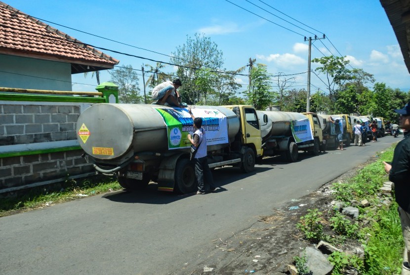 Wakaf Center Indonesia bersinergi dengan Majelis Taklim Telkomsel (MTT) Regional Jawa Timur untuk menyalurkan bantuan air bersih kepada masyarakat Lumajang yang mengalami kekeringan dan kesulitan air bersih.