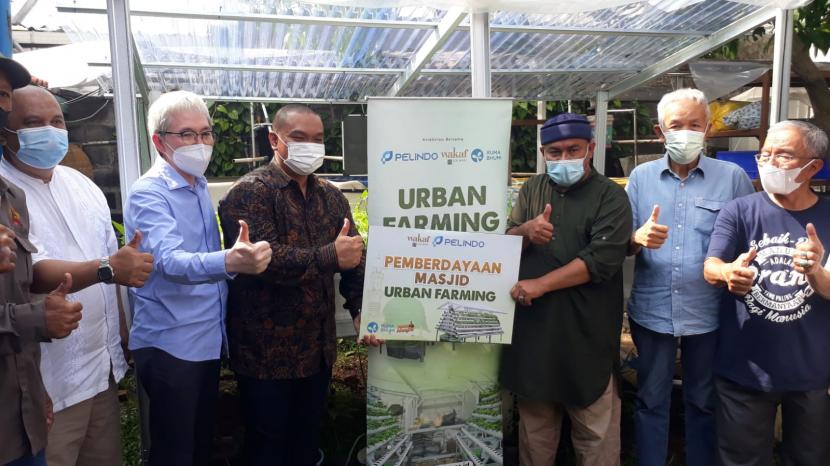 Wakaf Salman berkerja sama dengan PT Pelindo (Persero) meluncurkan Program Urban Farming berbasis masjid di di Masjid An-Nuur, Cibeunying, Kota Bandung, agar masyarakat punya kemandirian pangan.
