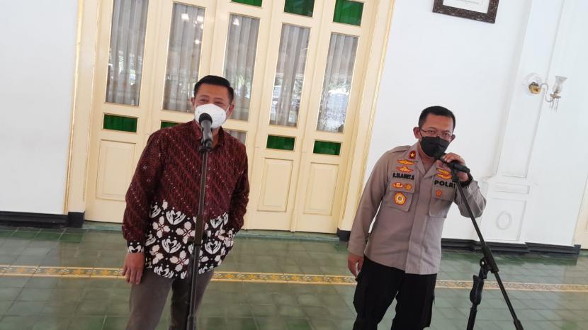  Wakapolda DIY, Brigjen Pol R Slamet Santoso (kanan), saat menjelaskan terkait antisipasi DIY selama libur Nataru 2023 di kompleks Kepatihan, Yogyakarta, Kamis (15/12).