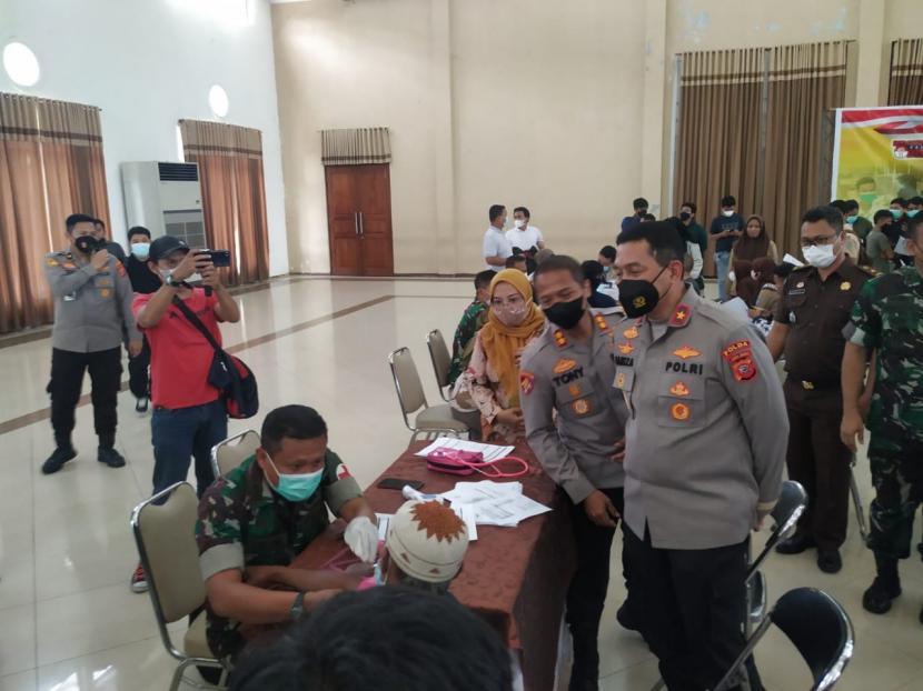 Wakapolda Jabar, Brigjen Pol Bariza Sulfi, meninjau langsung pelaksanaan vaksinasi Covid-19 di Gedung Islamic Center Ciamis, Kabupaten Ciamis, Jumat (18/3/2022).