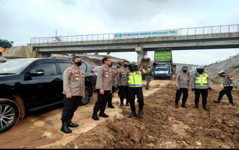 Wakapolda Jabar, Brigjen Pol Bariza Sulfi meninjuan perbaikan Jalan Tol Cisumdawu Sumedang Seksi 2.