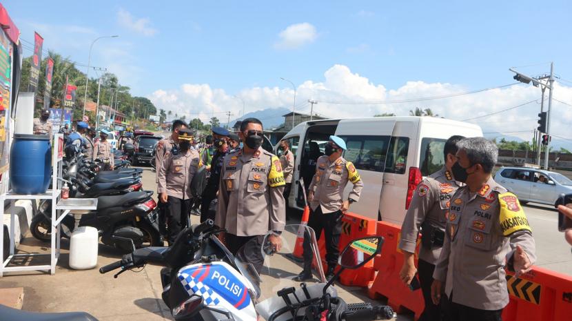 Wakapolda Jabar, Brigjen Pol Bariza Sulfi saat meninjau gerbang Tol Cisumdawu, Sumedang.