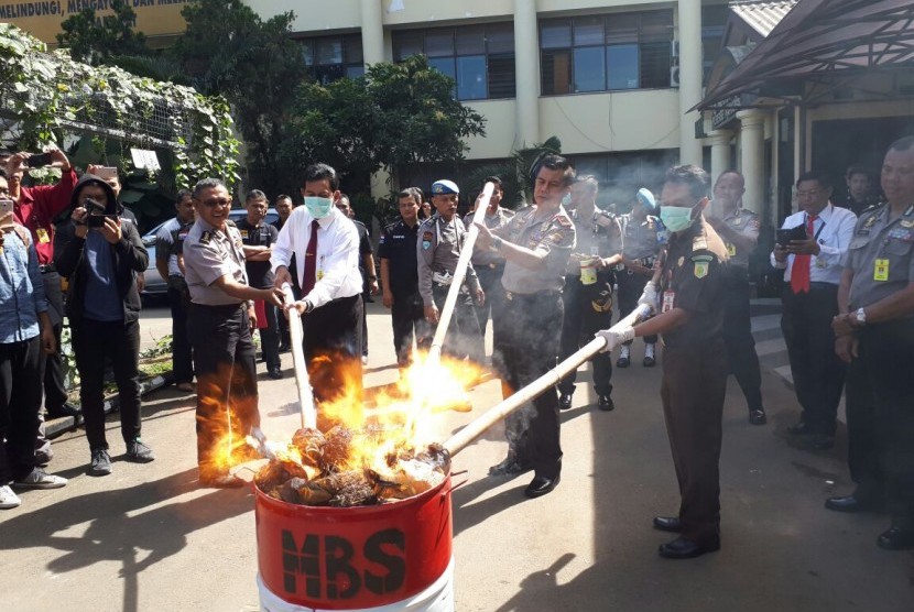 Wakapolda Jabar, Brigjen Pol Supratman (tengah) memimpin pemusnahan barang bukti kejahatan narkoba di Mapolda Jabar, Selasa (15/8). 