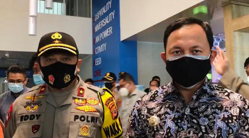 Wakapolda Jawa Barat, Brigjen Pol Eddy Sumitro Tambunan didampingi Wali Kota Bogor, Bima Arya Sugiarto meninjau RS PMI Bogor, Jumat (2/10).