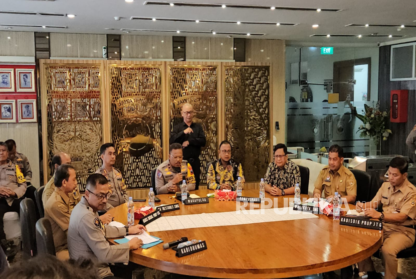 Wakapolda Jawa Tengah (Jateng) Brigjen Pol Agus Suryo Nugroho memimpin konferensi pers kasus penembakan tiga siswa SMKN 4 Kota Semarang di Mapolda Jateng, Kota Semarang, Senin (2/12/2024). Aksi penembakan tersebut dilakukan anggota Satresnarkoba Polrestabes Semarang Aipda Robig Zaenudin.