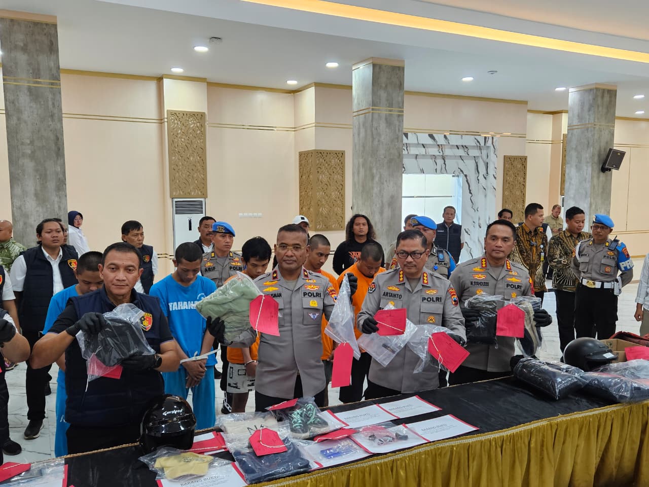 Wakapolda Jawa Tengah (Jateng) Brigjen Pol Latif Usman (kedua dari kiri), beserta jajaran, menunjukkan barang bukti dari tersangka pelemparan batu serta bom molotov dalam kerusuhan yang terjadi dalam demonstrasi di Kota Semarang pada 29 Agustus 2025 lalu, Jumat (19/9/2025).