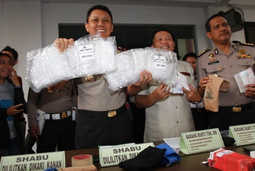 Wakapolda Metro Jaya Brigjen Pol Sudjarno (kiri) menunjukkan barang bukti narkoba berupa sabu 2 kg senilai Rp 3,2 miliar di Polda Metro Jaya, Jakarta, Selasa (6/11).