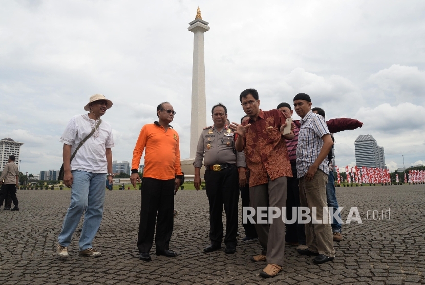  Deputy Police Chief Brigadier General Suntana (third left) together with GNPF MUI's Commander Munarman (second right) oversee the preparation of 212 rally in National Monument (Monas), Central Jakarta, Thursday (12/1).