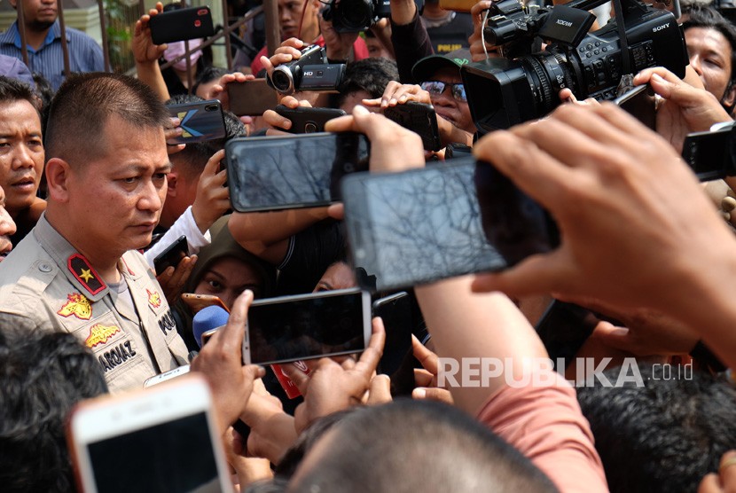 Wakapolda Sumut Brigjen Pol Mardiaz Kusin Dwihananto (kiri) memberi keterangan kepada wartawan pascaperistiwa bom bunuh diri yang dilakukan seorang pemuda, di Mapolrestabes, Medan, Sumatera Utara, Rabu (13/11/2019).