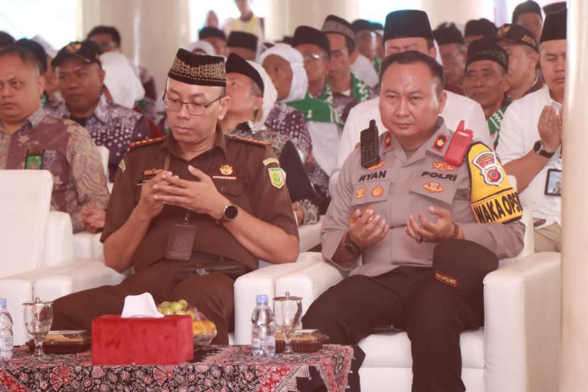 Wakapolres Indramayu, Kompol Ryan Faisal, menghadiri pelepasan calhaj asal Kabupaten Indramayu untuk musim haji 2024, di Pendopo Indramayu, Jumat (17/5/2024). 
