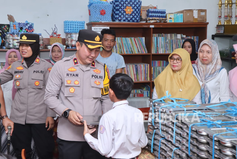 Wakapolres Indramayu, Kompol Ryan Faisal saat meninjau program makan bergizi di UPTD SD Negeri 5 Margadadi, Kabupaten Indramayu, Selasa (7/1/2025). 