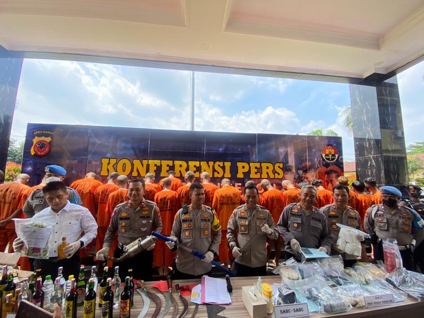 Wakapolresta Cirebon, AKBP Dedy Darmawansyah dan jajarannya menunjukkan barang bukti yang disita dari berbagai tindak pidana, yang melibatkan 20 tersangka, Senin (16/1/2023). 
