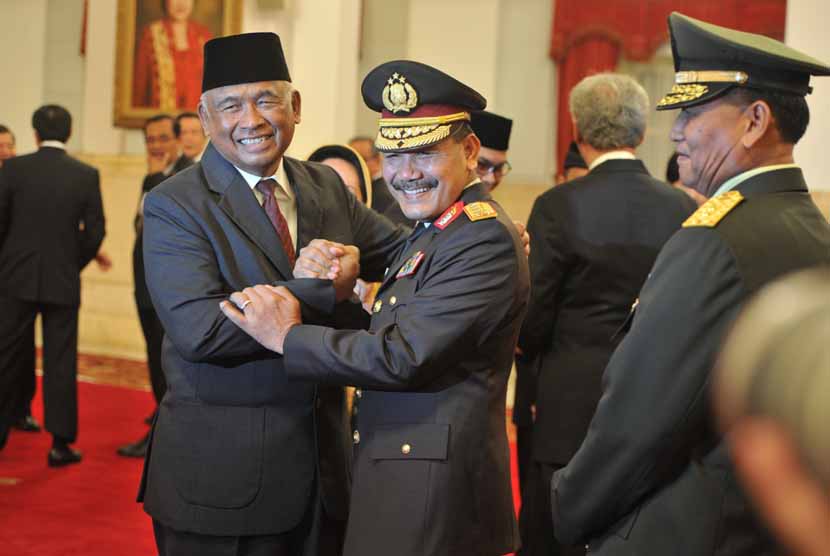 Wakapolri Badrodin Haiti memberikan ucapan selamat kepada pimpinan KPK sementara Taufiqurrahman Ruki seusai acara pelantikan di Istana Negara, Jakarta, Jumat (20/2). 