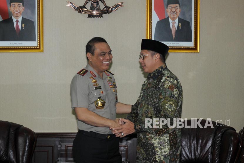 Wakapolri Komisaris Jenderal Pol Syafruddin bersama Menteri Agama Lukman Hakim Saifuddin (dari kiri) bersalaman saat akan melakukan pertemuan tertutup di Kantor Kementerian Agama, Jakarta, Rabu (4/4).