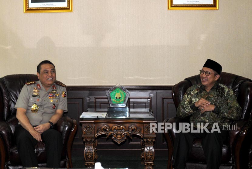 Wakapolri Komisaris Jenderal Pol Syafruddin bersama Menteri Agama Lukman Hakim Saifuddin (dari kiri) berbincang saat akan melakukan pertemuan tertutup di Kantor Kementerian Agama, Jakarta, Rabu (4/4). 