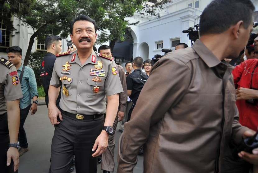  Wakapolri Komjen Pol Budi Gunawan (kiri) berjalan keluar usai melakukan pertemuan tertutup dengan Presiden Joko Widodo di Istana Merdeka, Jakarta, Senin (30/9). 
