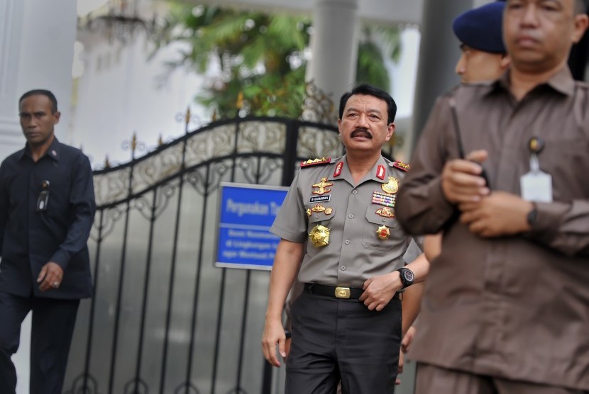 Wakapolri Komjen Pol Budi Gunawan (tengah) berjalan keluar usai melakukan pertemuan tertutup dengan Presiden Joko Widodo di Istana Merdeka, Jakarta, Senin (30/9). 