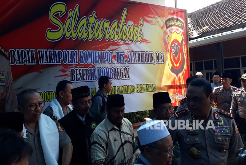 Wakapolri Komjen Pol Drs Syafruddin  saat berkunjung ke Ponpes Al Hidayah, Sentiong, Kecamatan Cicalengka, Kabupaten Bandung, Rabu (21/2).