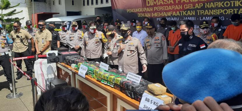  Wakapolri Komjen Pol Gatot Eddy Pramono saat pengungkapan peredaran narkotika jenis sabu seberat 71 kilogram di Pelabuhan Merak, Cilegon, Banten, Rabu (20/5).