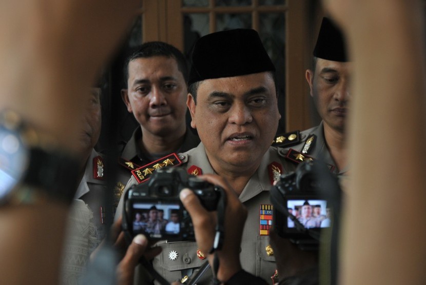 Wakapolri Komjen Pol. Syafruddin menjawab pertanyaan wartawan usai mengunjungi Ponpes Buntet di Astanajapura, Cirebon, Jawa Barat, Jumat (25/11). 