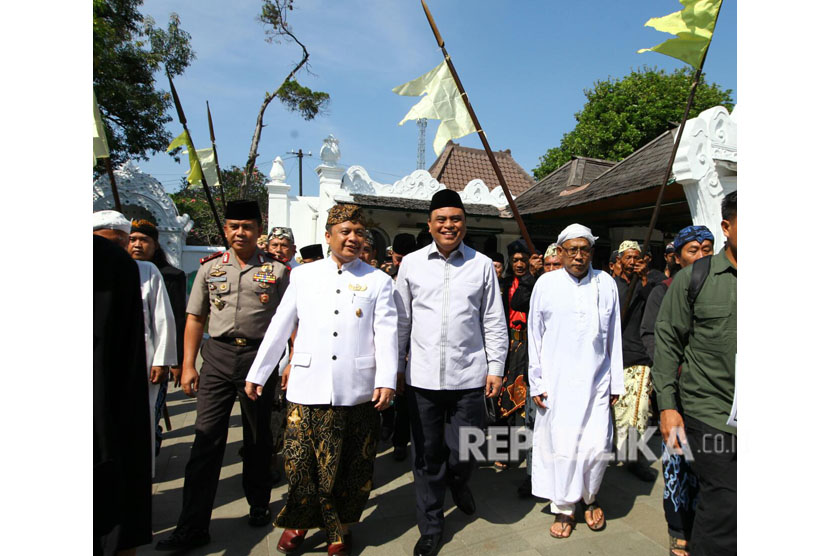 Wakapolri Komjen Pol Syafruddin yang juga wakil ketua DMI mendapat penghargaan dari Sultan Sepuh Keraton Kasepuhan Cirebon Pangeran Arif Natadiningrat atas pengabdiannya dalam memakmurkan masjid, Sabtu (5/5). 