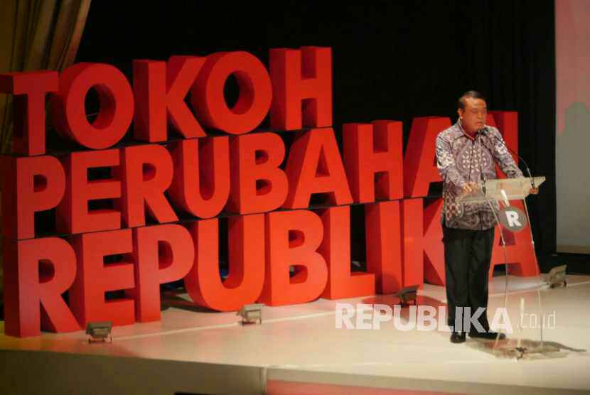 Wakapolri Sjafruddin menerima penghargaan Tokoh Perubahan Republika 2017 saat malam penganugerahan Tokoh Perubahan Republika di Djakarta Theater, Jakarta Pusat, Selasa (10/4).