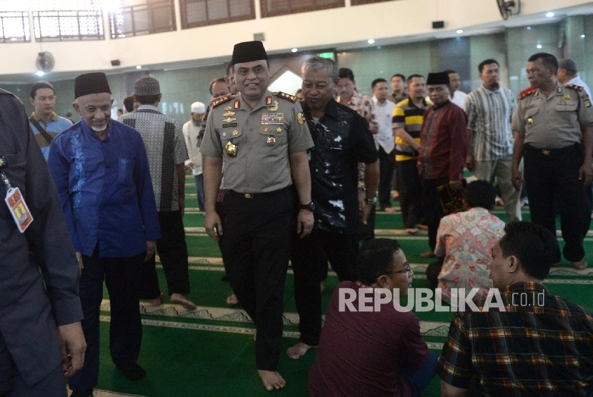 Wakapolri Syafruddin menyalami jamaah usai memberikan tausiyah usai Shalat Jumat di Masjid AlFurqa, Komplek Gedung Dewan Dakwah Islamiyah, Jakarta, Jumat (21/10).